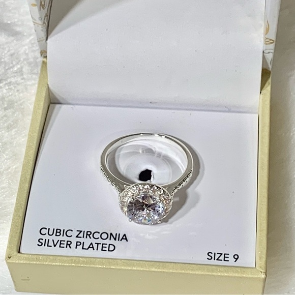 Silver toned crystal halo ring sized 9 NWT - Picture 8 of 10